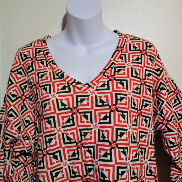 Liz Claiborne Geometric Red and Black Top - Picture 3 of 7